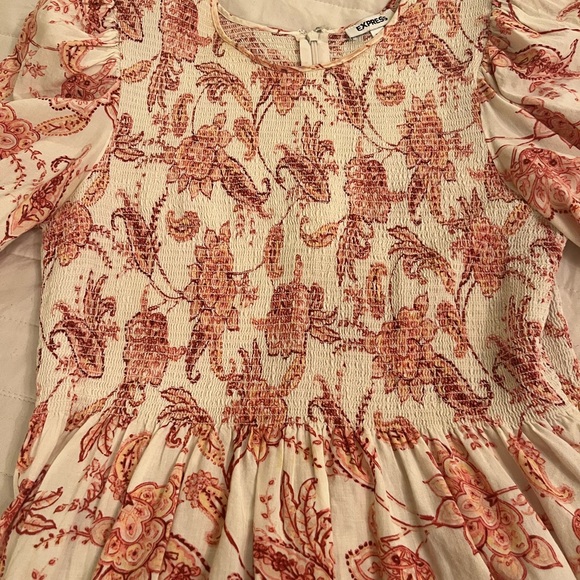 Express puff sleeve. Very cute.  Zip closure on back. Size M - Picture 2 of 5